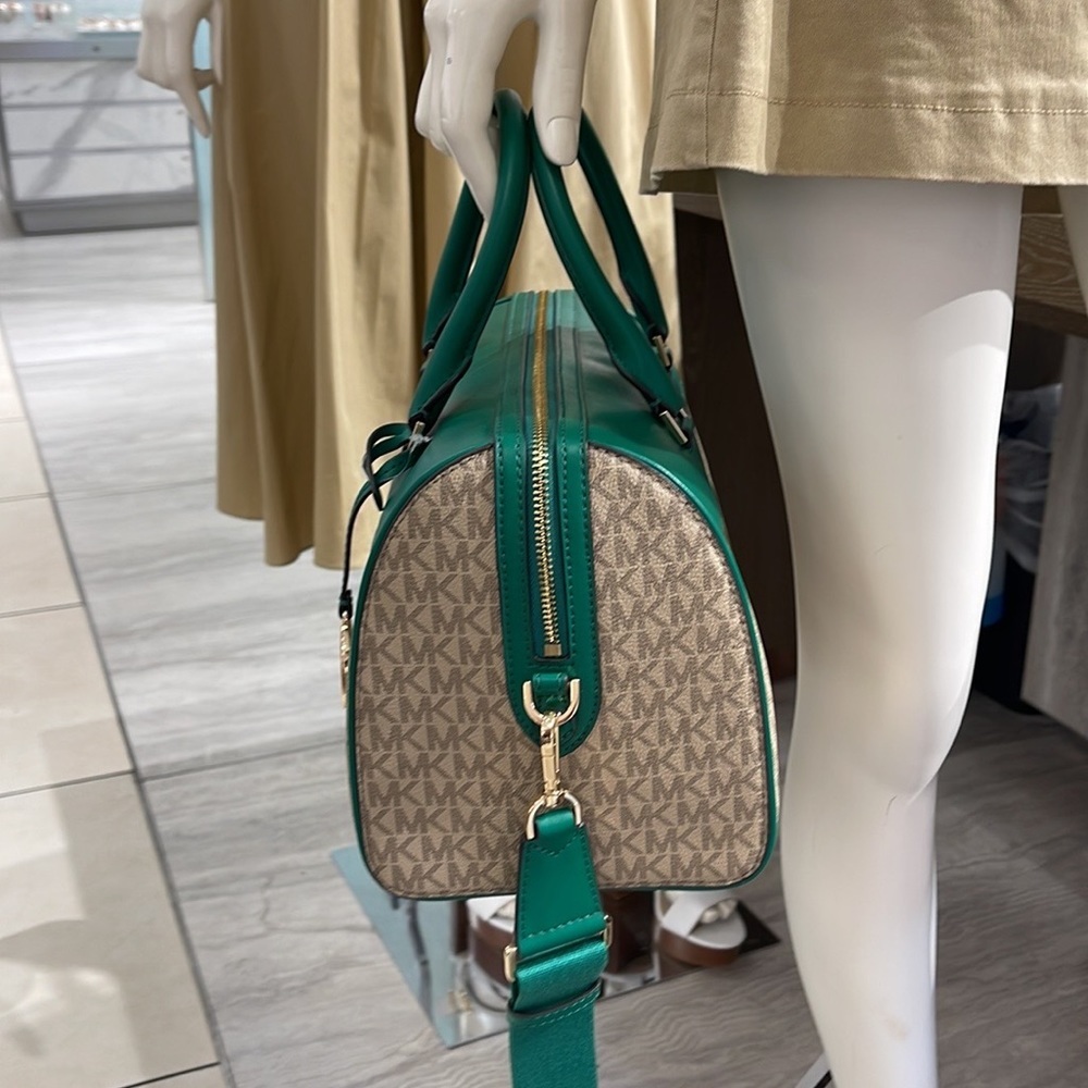 Michael Kors med Duffle Travel - Leather/Coated
PALMETTO GREEN
MD DUFFLE
NWT - Picture 3 of 16